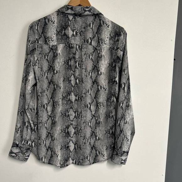 Jaclyn Smith Women’s Medium Animal Print Button Blouse Long Sleeve Altered - Picture 5 of 13